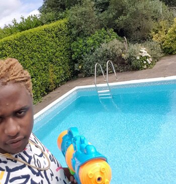 Spookie en la piscina de