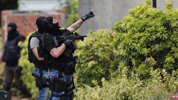 Un grupo de agentes de