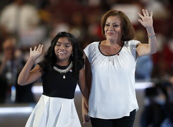 Karla Ortíz y su madre, en la Convención Demócrata