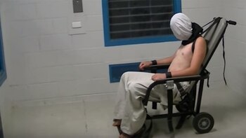 El interno Dyllan Voler encapuchado