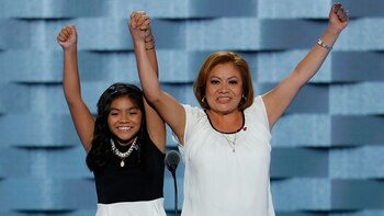 Karla Ortíz junto a su madre, en la Convención Demócrata (AP)