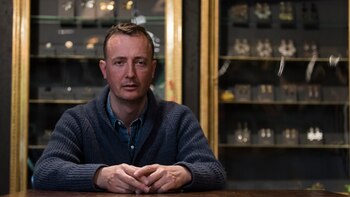 Con bajo perfil, sus piezas