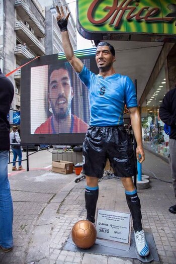 La estatua de Luis Suárez