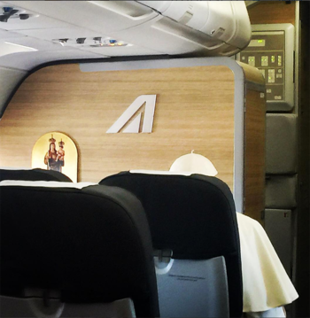 El Papa durante el vuelvo