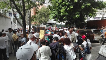 Opositores en los alrededores del Consejo Nacional Electoral
