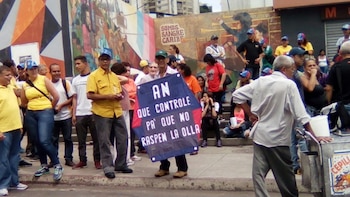 Un hombre pide que la Asamblea Nacional no deje de controlar al chavismo