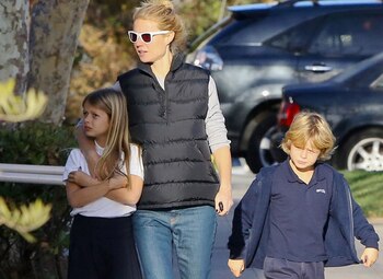 Gwyneth Paltrow con sus hijos Aple y Moses