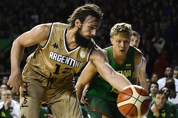 Marcos D’Elia disputa la pelota