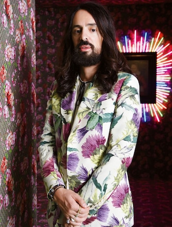 Alessandro Michele con un traje
