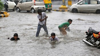Niños jugando durante las inundaciones