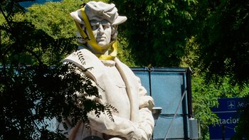 El monumento de Cristóbal Colón, desarmado y a la intemperie en un predio de la Costanera Norte.