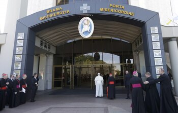 Francisco entra en el Santuario de la Divina Misericordia (Reuters)
