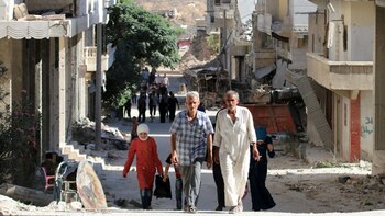 Decenas de familias dejaron Alepo este sábado (AFP)