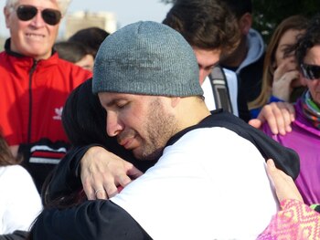 El abrazo de la esperanza entre los padres del corazón de Titi. Una lucha inclaudicable