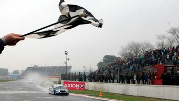La bandera a cuadros dio como ganadores a Canapino y Ortelli (DYN)