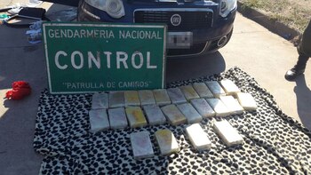 Más de 25 kilos de cocaína hallada en el auto de una familia. (Télam)