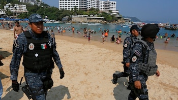Policías federales patrullan las playas