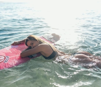Alana Blanchard, surfista estadounidense. Disciplina que evalúan incorporar en los próximos Juegos Olímpicos.