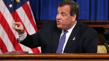 Wray también defendió al gobernador