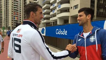 El nadador Michael Phelps estrecha