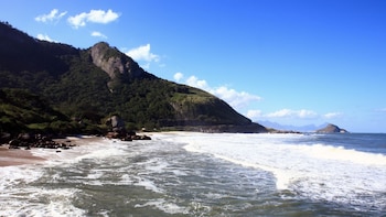 Prainha está rodeada de morros