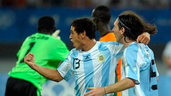 Lautaro Acosta y Messi festejan