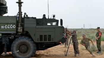 Soldados rusos realizan movimientos de