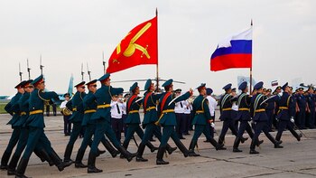 Tropas rusas desfilando