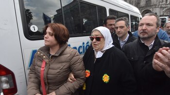 Hebe de Bonafini, escoltada por