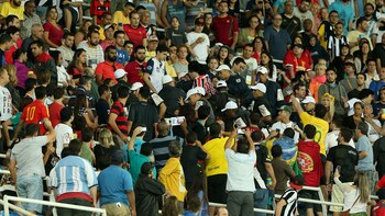 Un hincha con la camiseta