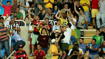 Hinchas con camisetas de equipos