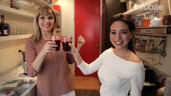 Teté Coustarot con el jugo que toma todas las mañanas en su cocina