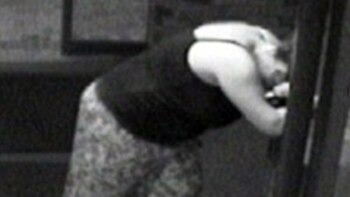 Jessica se retuerce del dolor.