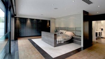 Se instaló en su mansión