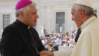 Oscar Sarlinga junto al papa