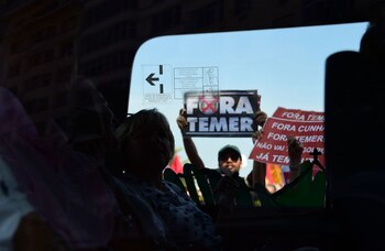 Manifestantes protestan contra el presidente