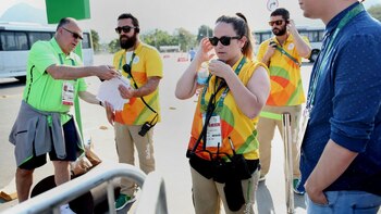 Los voluntarios se deben costear