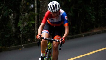 Annemiek van Vleuten se encuentra hospitalizada