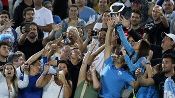 El tandilense regaló su vincha a los hinchas argentinos (Nicolás Stulberg)