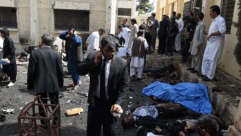 Al menos 70 personas murieron en un atentado con bomba reivindicado por una facción de los talibanes en Pakistán (AFP)