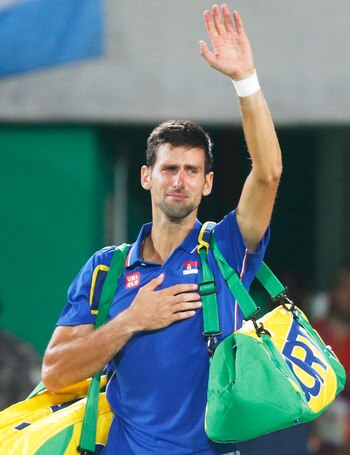 El llanto del serbio Novak Djokovic tras quedar eliminado de los Juegos Olímpicos Río 2016 ante Juan Martín Del Potro en primera ronda (AP)