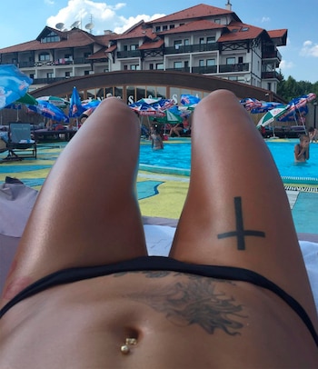 Milica Dabovic muestra sus tatuajes menos visibles