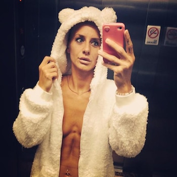 Milica colgó una imagen en Instagram sin remera y con una campera