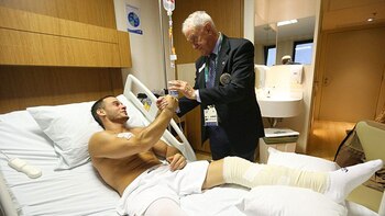 Samir Ait Said recibió la visita al hospital de Bruno Grandi, el presidente de la Federación Internacional de Gimnasia