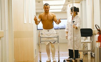 Pese a la gravedad de la lesión -fractura de tibia y peroné- el gimnasta de 26 años se mostró de muy buen humor