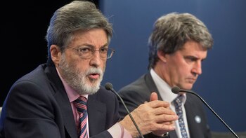 Akberto Abad y Alfonso Prat-Gay justifican la baja recaudación por la baja de las retenciones, las devoluciones de IVA a sectores con ingresos mínimos; los cambios en Ganancias y la recesión (NA)