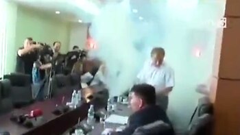 La oposición arrojó gases para