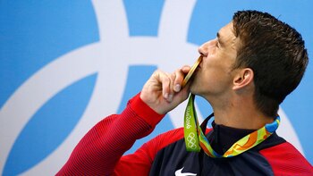 Phelps besa la medalla dorada