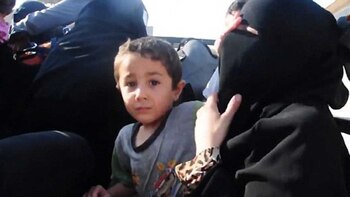 El hijo intenta evitar que