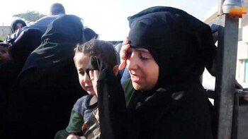 La mujer se seca las